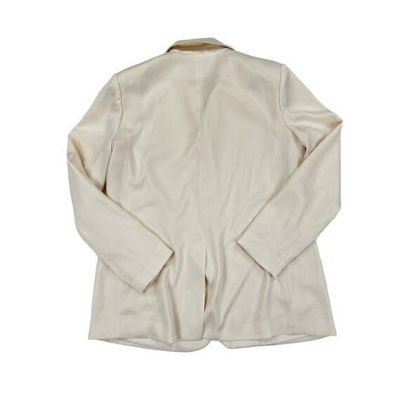 Cara Santana - Blazer and Shorts Matching Set in Cream - Picture 6 of 7